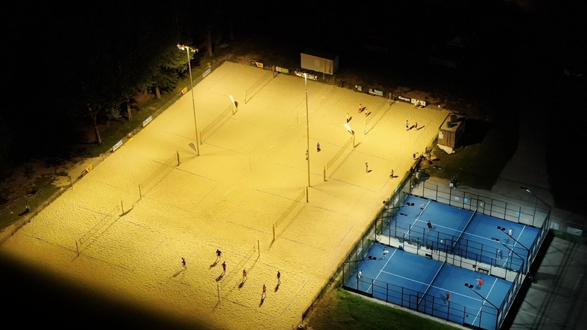 Read more about the article Beachvolleyball Donauinsel – SmartArena beleuchtet VolleyballerInnen in Wien